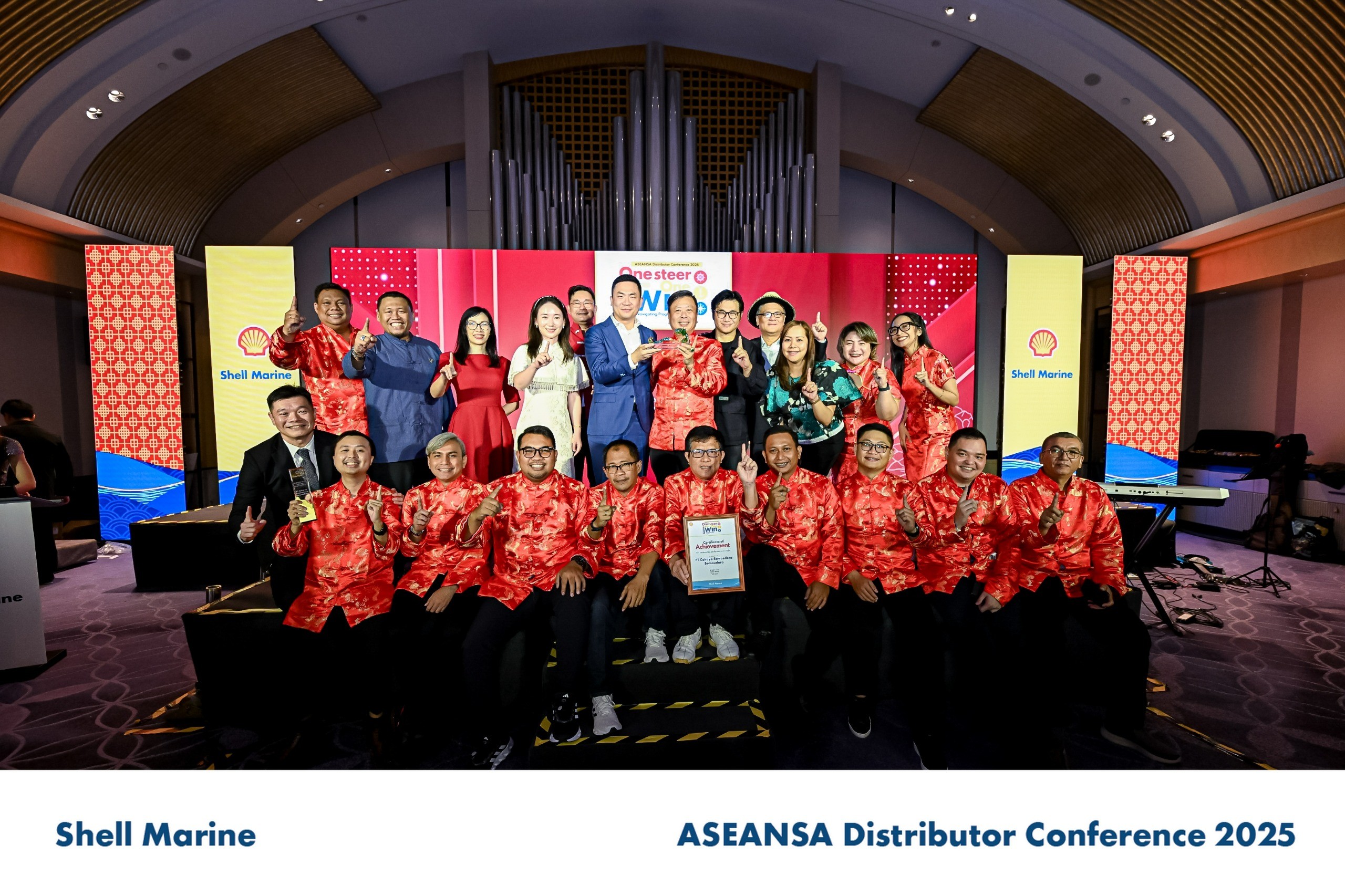 Momen penghargaan untuk Samoedera di panggung ASEANSA Distributor Conference