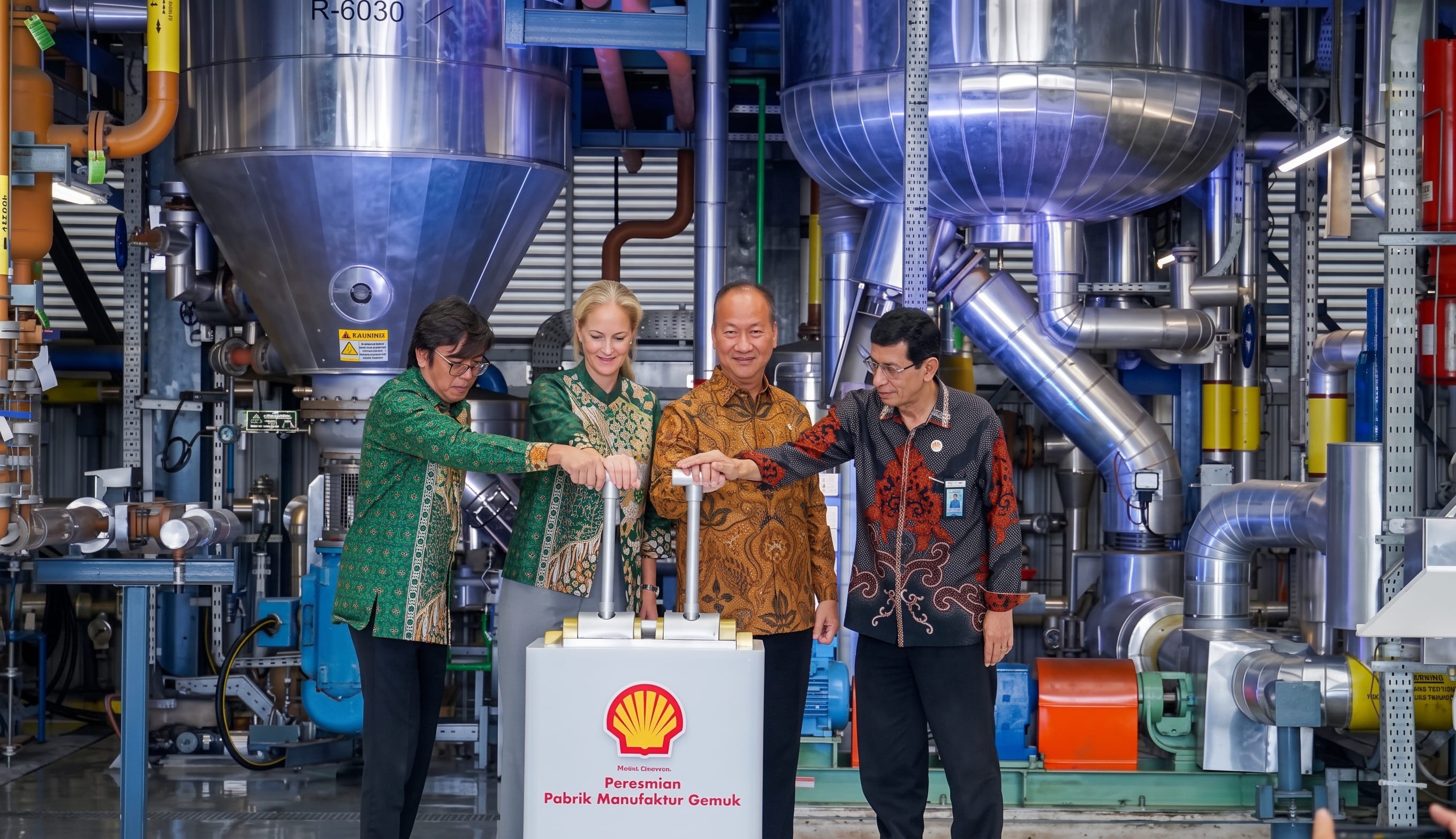 Peresmian simbolis Pabrik Manufaktur Gemuk Shell di Marunda oleh Menteri Perindustrian Agus Gumiwang Kartasasmita bersama jajaran manajemen Shell.