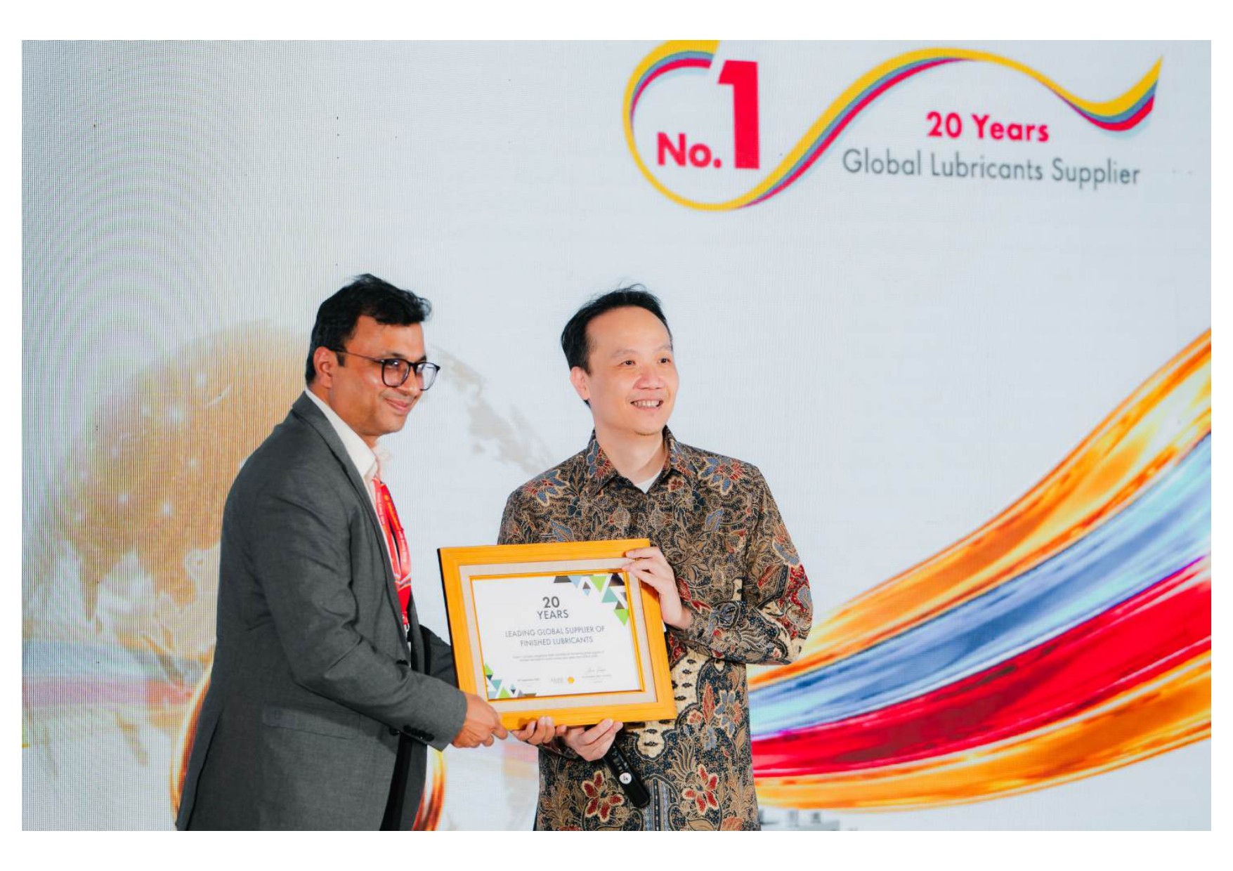 Penyerahan sertifikat penghargaan dari Kline & Company kepada Shell Lubricants atas rekor 20 tahun berturut-turut sebagai pemasok pelumas nomor satu di dunia.