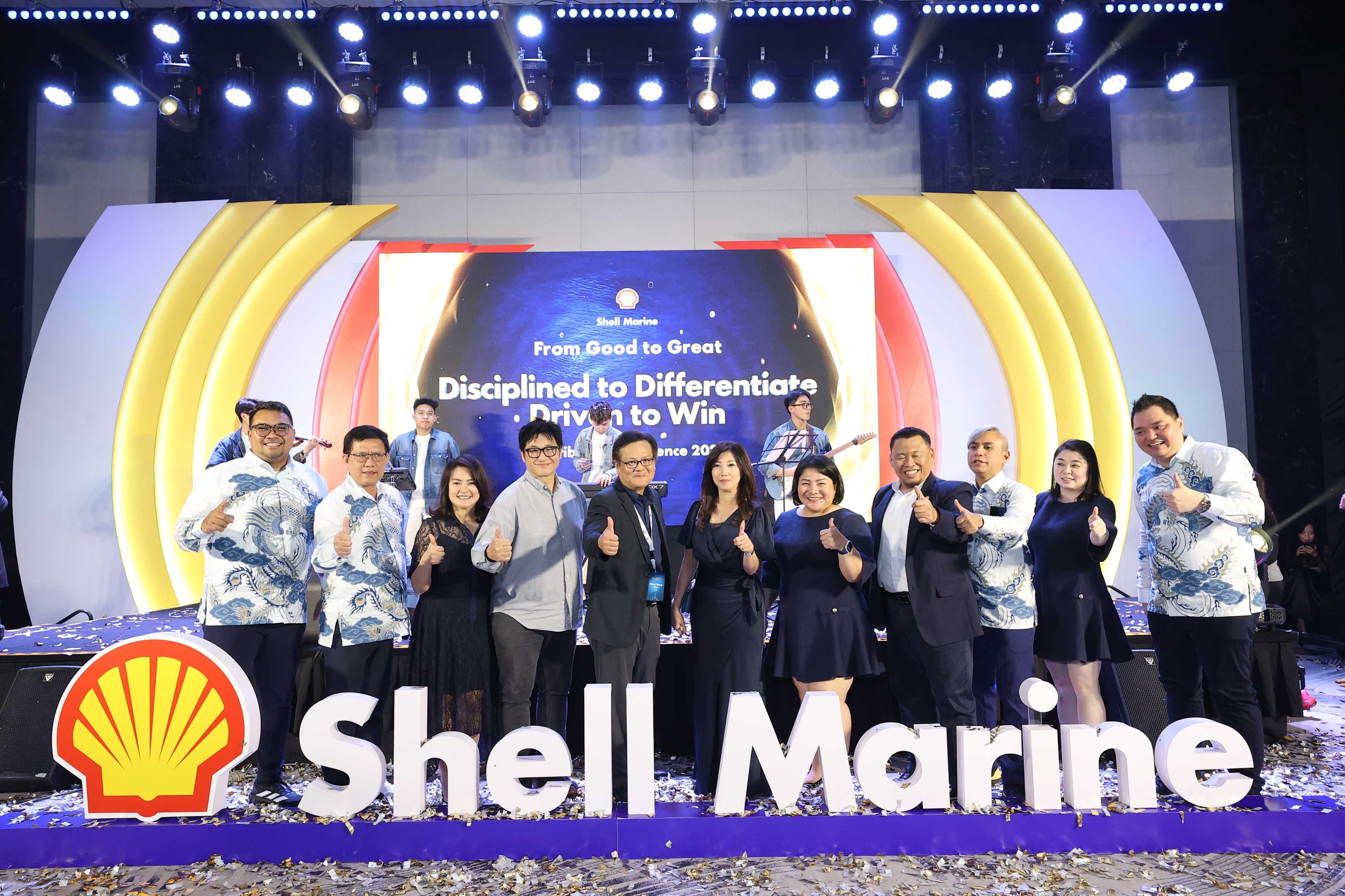 Tim PT Cahaya Samoedera Bersaudara menerima penghargaan di panggung Shell Marine Distributor Conference 2026 Hanoi