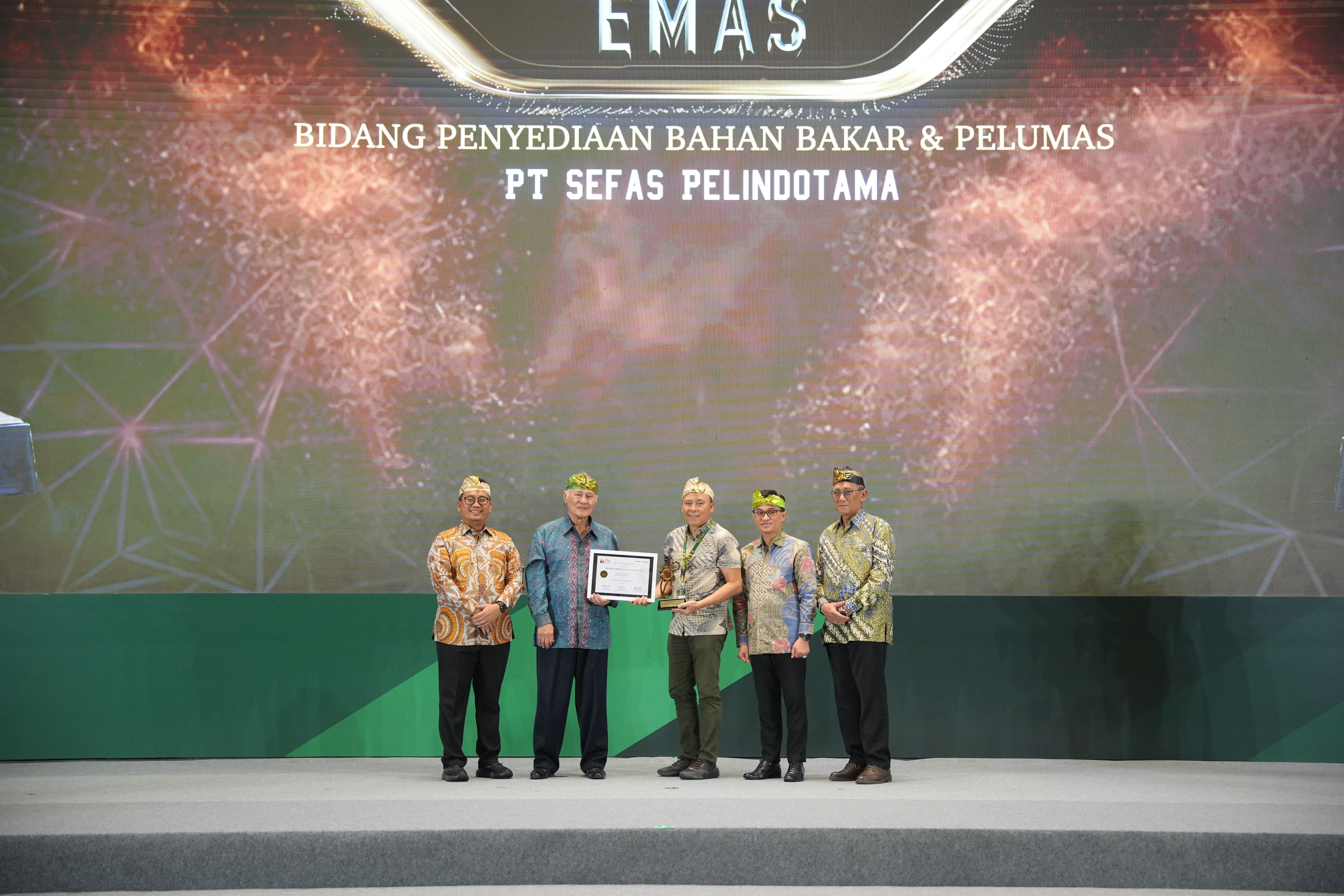 PT Sefas Pelindotama menerima piagam Penghargaan Emas di atas panggung Indonesia Mining Services (IMS) Awards 2026 untuk kategori Penyediaan Bahan Bakar & Pelumas.